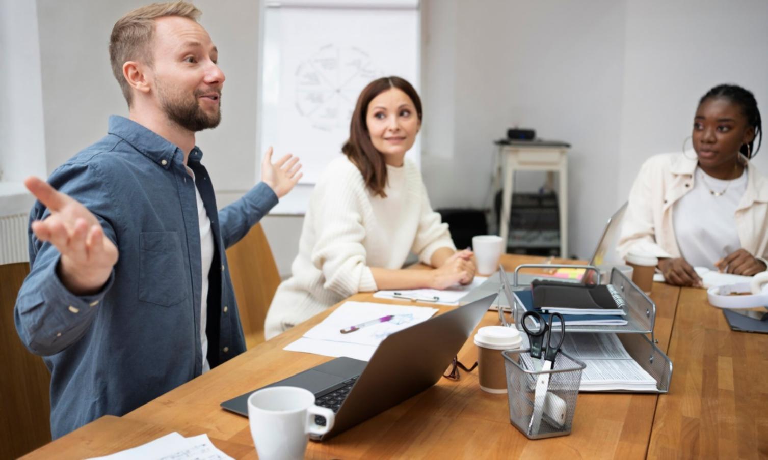 Session de formation en modélisation financière avec des participants concentrés sur leurs écrans